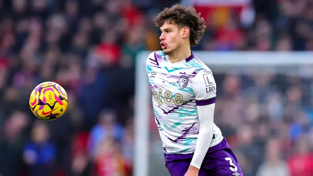 Milos Kerkez em partida do Bournemouth contra o Manchester United (Foto: IMAGO / Every Second Media)