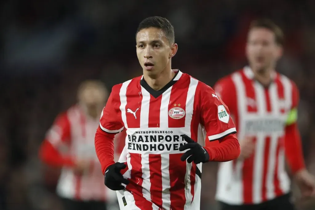 Mauro Júnior em ação pelo PSV, da Holanda. Corinthians recebeu notícia animadora para contratar o lateral brasileiro de 25 anos. Foto: IMAGO / ANP