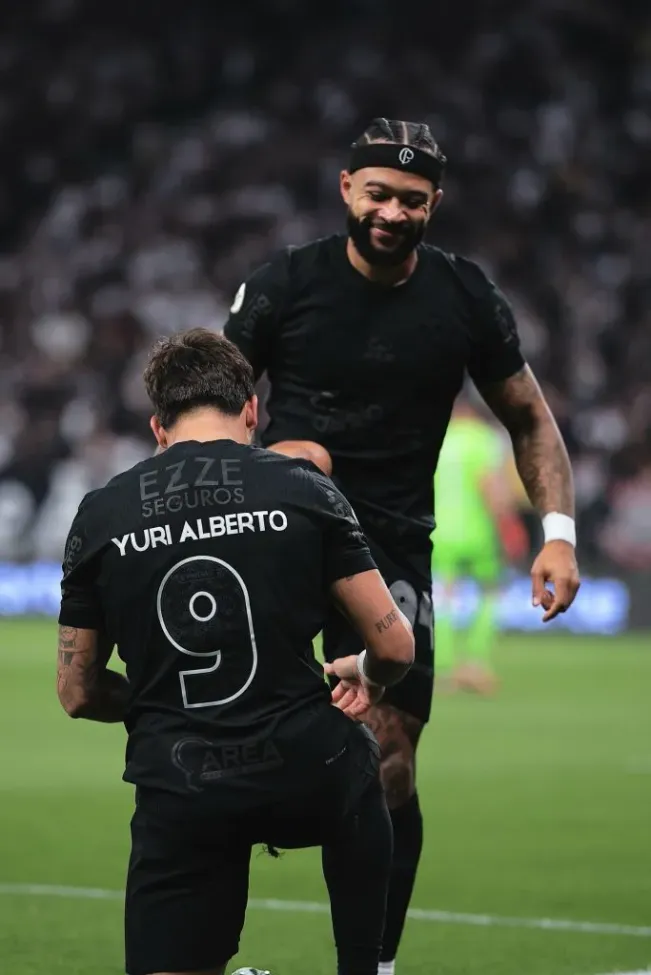 Memphis Depay pede para Yuri Alberto ficar no Corinthians. Foto: Ettore Chiereguini/AGIF