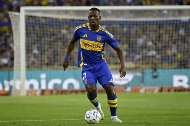 Luis Advincula em ação com a camisa do Boca Juniors. Foto: IMAGO / Nur