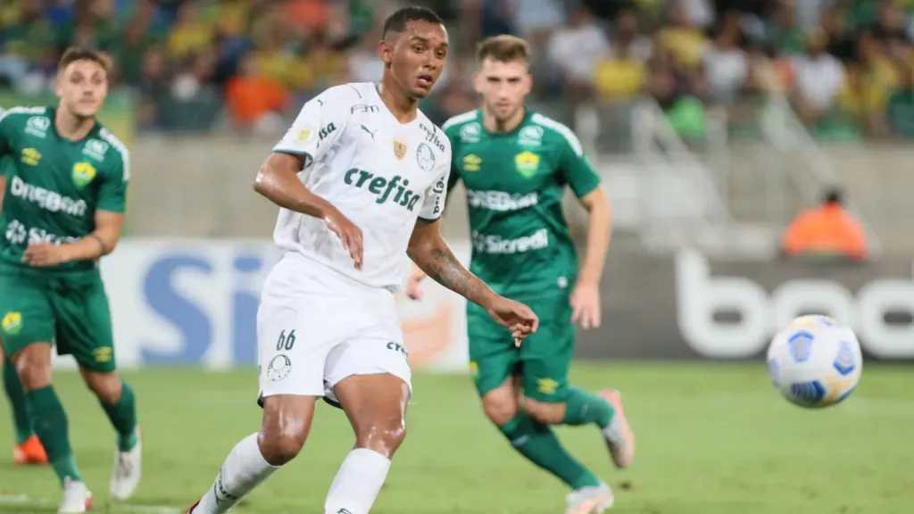 Michel jogador do Palmeiras durante partida contra o Cuiabá no estádio Arena Pantanal (Foto: Gil Gomes/AGIF)