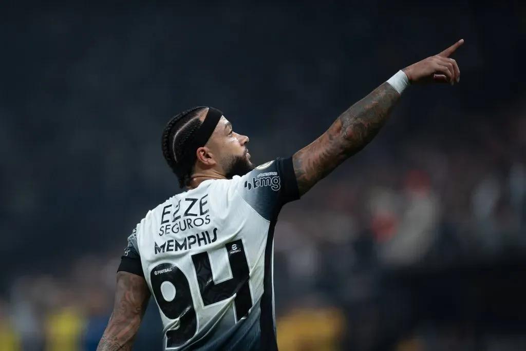 Memphis Depay comemorando gol pelo Corinthians. Foto: Imago