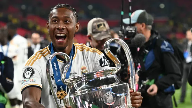 David Alaba com o troféu da Champions League (Foto: IMAGO / Sebastian Frej)