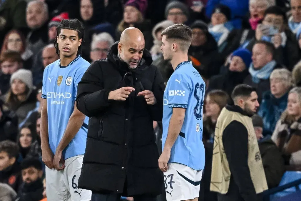 Guardiola conversa com McAtee no Manchester City: Foto: IMAGO / DeFodi Images