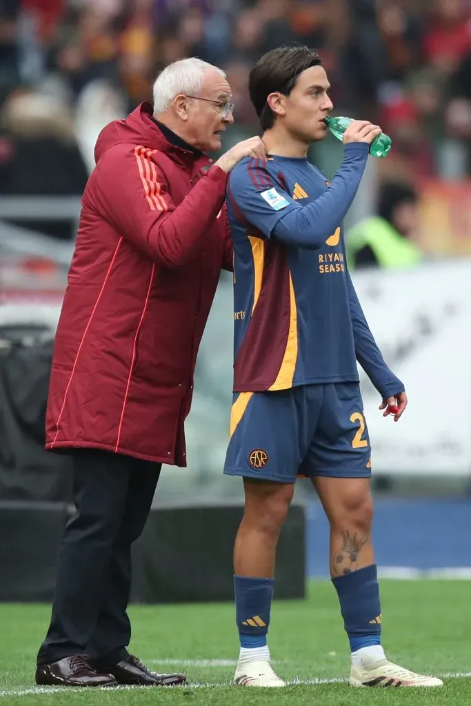 Ranieri conversa com Dybala, na Roma. Foto: Paolo Bruno/Getty Images
