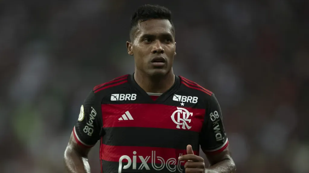 Alex Sandro jogador do Flamengo durante partida contra o Vasco no estádio Maracanã (Foto: Jorge Rodrigues/AGIF)