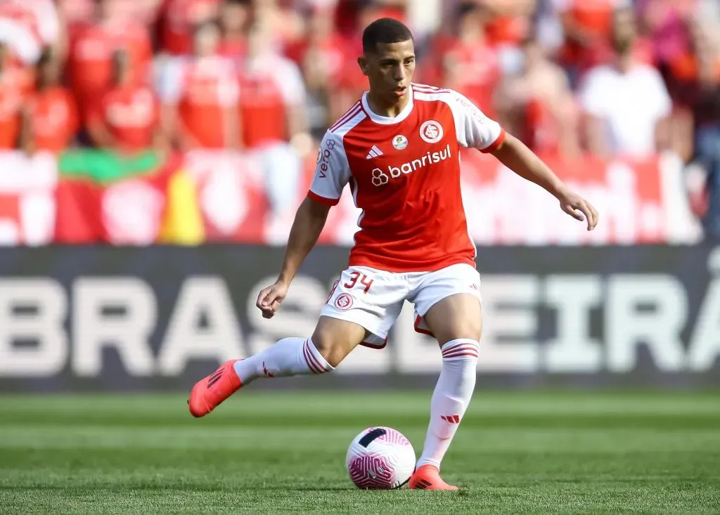 Gabriel Carvalho em ação pelo Internacional. (Photo by Pedro H. Tesch/Getty Images)