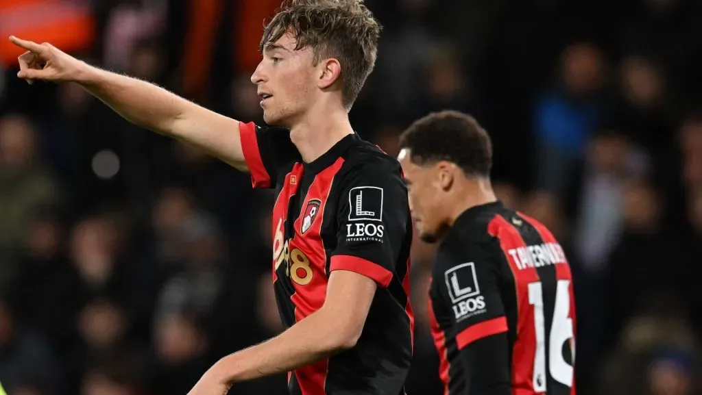 Dean Huijsen (2) do AFC Bournemouth celebra ao marcar o gol de abertura durante a partida da Premier League entre Bournemouth e Tottenham Hotspur no Vitality Stadium, em Bournemouth, Inglaterra, no dia 5 de dezembro de 2024. (Foto: IMAGO / Pro Sports Images)