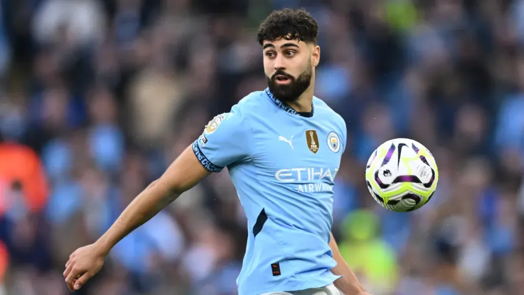 Gvardiol em partida pelo Manchester City. (Foto: Gareth Copley/Getty Images)
