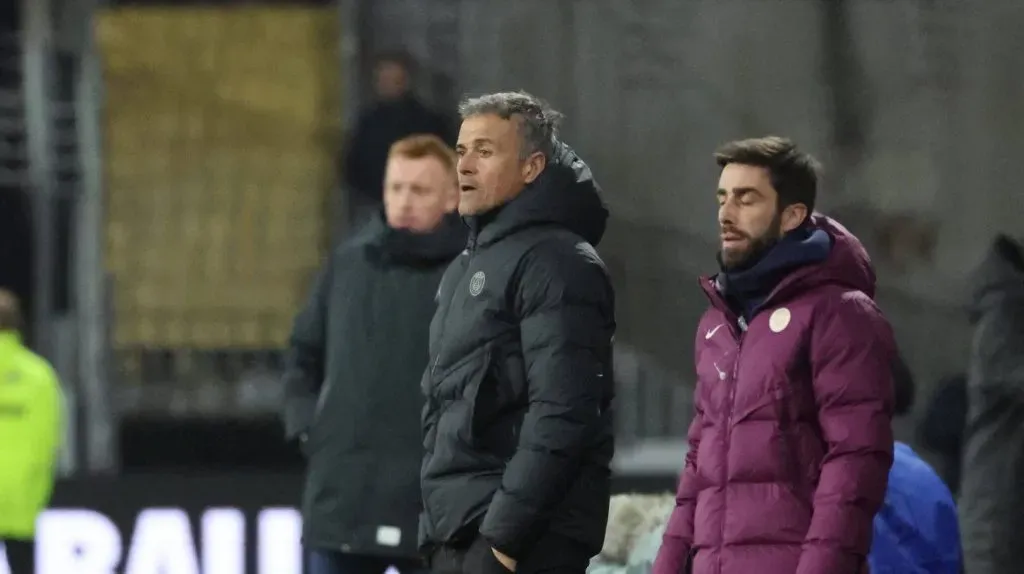 Luis Enrique à beira do campo em partida do PSG (IMAGO / PsnewZ)