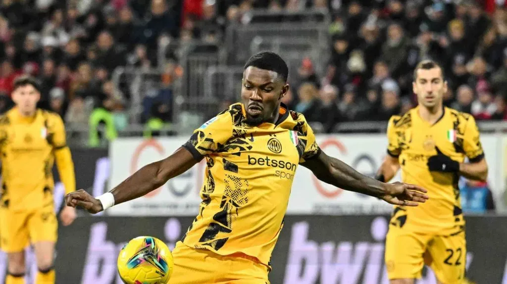 Marcus Thuram se preparando para um chute (IMAGO / ABACAPRESS)