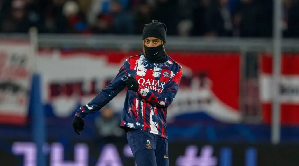 Randal Kolo Muani se aquecendo (IMAGO / GEPA pictures)