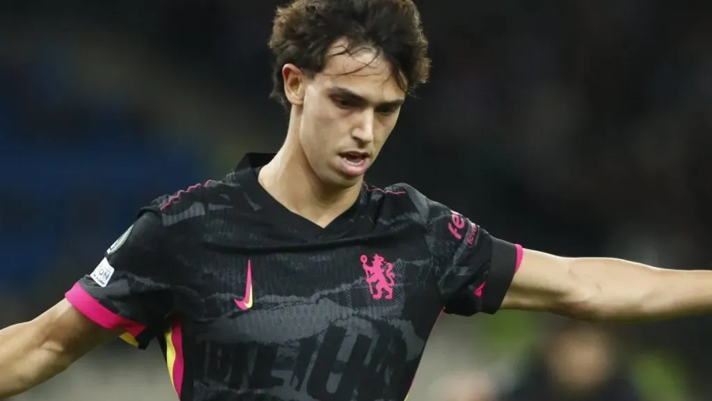 Joao Felix, do Chelsea, comemora com seus companheiros de equipe durante a partida da fase de grupos da UEFA Conference League entre Panathinaikos e Chelsea, realizada no Centro Olímpico de Atenas, em Atenas, Grécia, em 24 de outubro de 2024. (Foto: IMAGO / One Inch Productions)