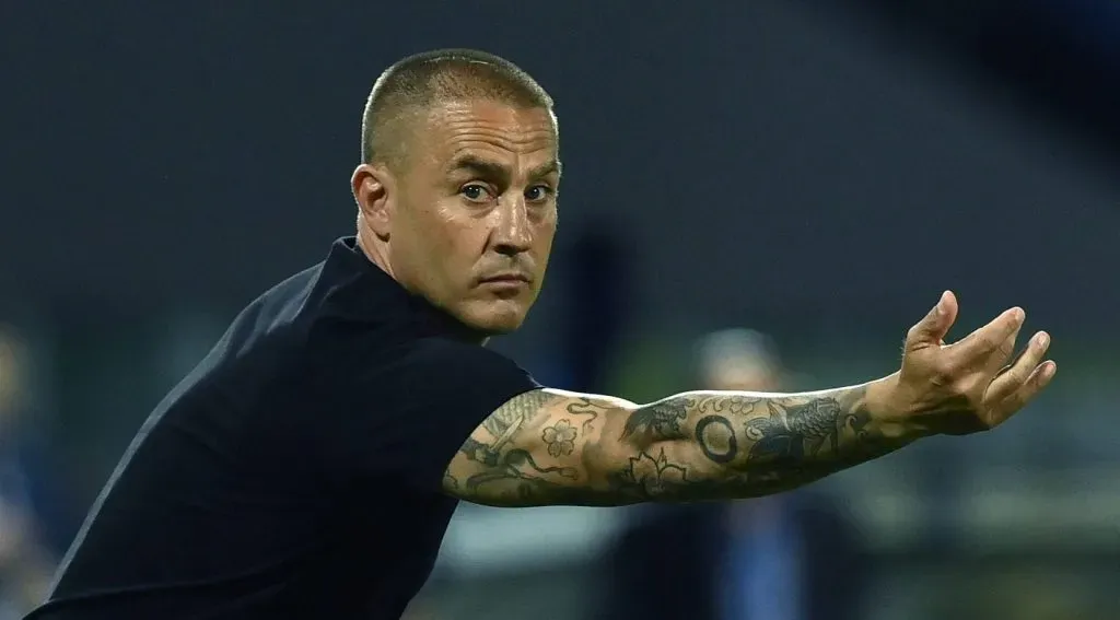 Cannavaro instruindo os jogadores do Frosinone (IMAGO / GribaudiImagePhoto)