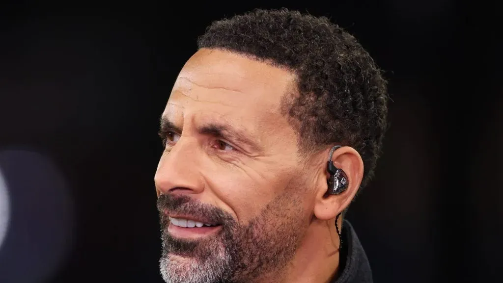 Rio Ferdinand, ex-jogador de futebol, durante a partida da UEFA Champions League no Villa Park, Birmingham. (Foto: IMAGO / Sportimage)