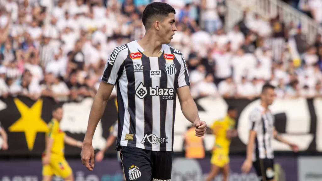 Jair Cunha jogador do Santos durante partida contra o Brusque (foto: Lucas Gabriel Cardoso/AGIF)