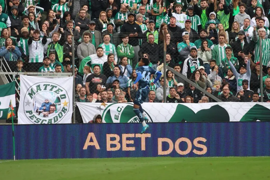 Tevis, do Cruzeiro, comemora seu único gol como profissional contra o Juventude no Brasileirão. Foto: Luis Felipe Amorin/AGIF