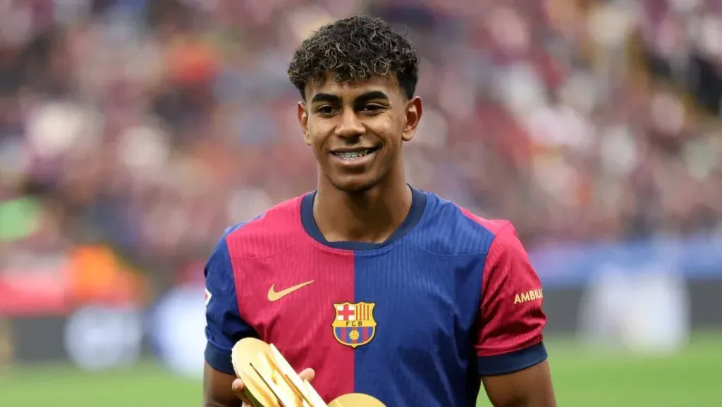 Lamine Yamal, do Barcelona, posando com o troféu Kopa, conquistado durante a La Liga EA Sports entre Barcelona e Espanyol no Estadi Olímpic Lluís Companys em 03 de novembro de 2024, em Barcelona. (Foto: IMAGO / ZUMA Press Wire)
