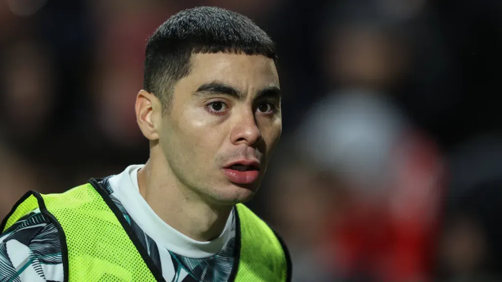 Miguel Almirón com o colete de reservas do Newcastle (foto: IMAGO / News Images)