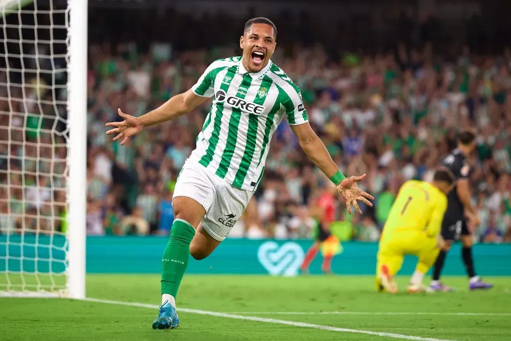Vitor Roque comemorando um gol pelo Betis (Photo by Fran Santiago/Getty Images)