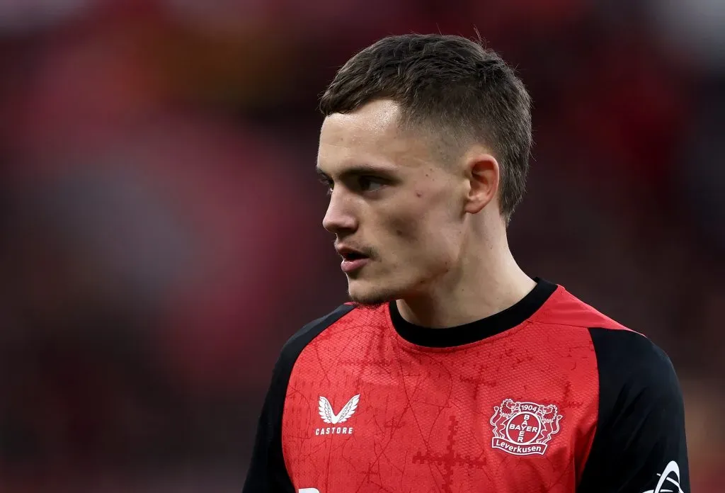Florian Wirtz é um dos jogadores mais cobiçados e renovou contrato com o Bayer Leverkusen. Mesmo assim, o Arsenal pode ser um dos favoritos a tentar contratá-lo, segundo o portal (Photo by Lars Baron/Getty Images)