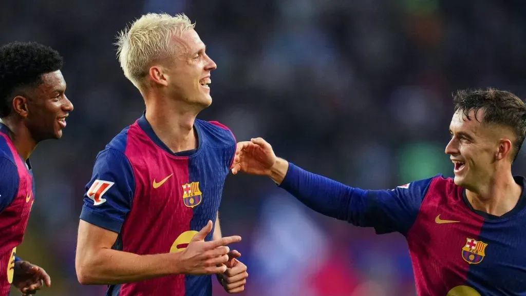 Dani Olmo, do FC Barcelona, comemora após marcar um gol com seus companheiros Alejandro Balde e Marc Casadó durante a partida da La Liga EA Sports entre FC Barcelona e RCD Espanyol, disputada no Estádio Lluis Companys em 3 de novembro de 2024, em Barcelona, Espanha. (Foto: IMAGO / Pressinphoto)