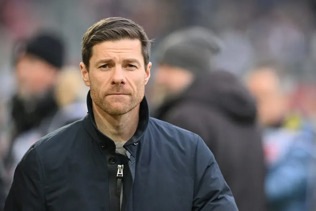 Xabi Alonso no duelo diante do Augsburg (Photo by Sebastian Widmann/Getty Images)