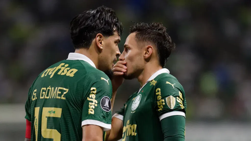 Gustavo Gómez e Raphael Veiga jogadores do Palmeiras durante partida contra o Liverpool – URU (foto: Anderson Romão/AGIF)