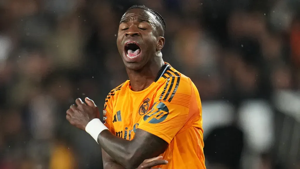 Vinicius Júnior durante partida do Real Madrid (Photo by Aitor Alcalde/Getty Images)
