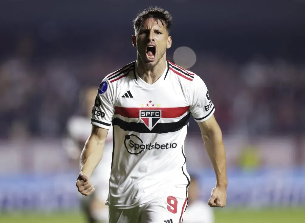 Calleri comemorando um gol pelo São Paulo (Photo by Alexandre Schneider/Getty Images)