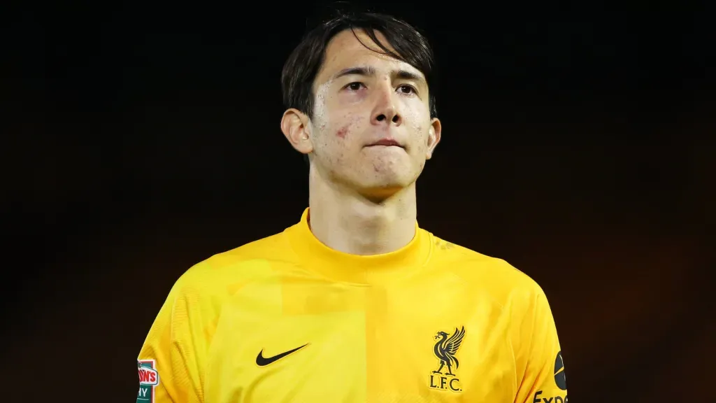Marcelo Pitaluga vestindo a camisa do Liverpool (Photo by Charlotte Tattersall/Getty Images)