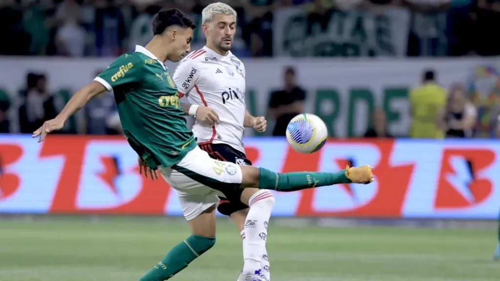 Vitor Reis em campo pelo Palmeiras