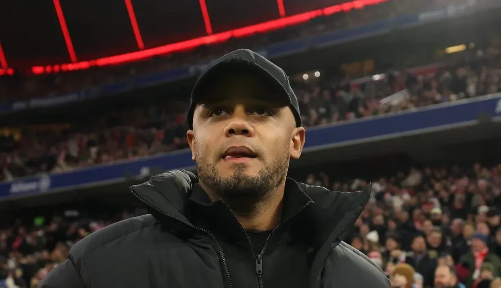 Vincent Kompany à beira do campo como técnico do Bayern de Munique (Photo by Alexander Hassenstein / Getty Images)