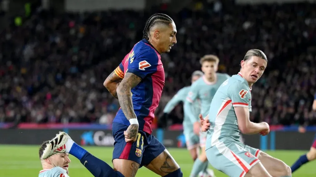 Raphinha em ação no jogo entre Barcelona v Atlético de Madrid (David Ramos/Getty Images)