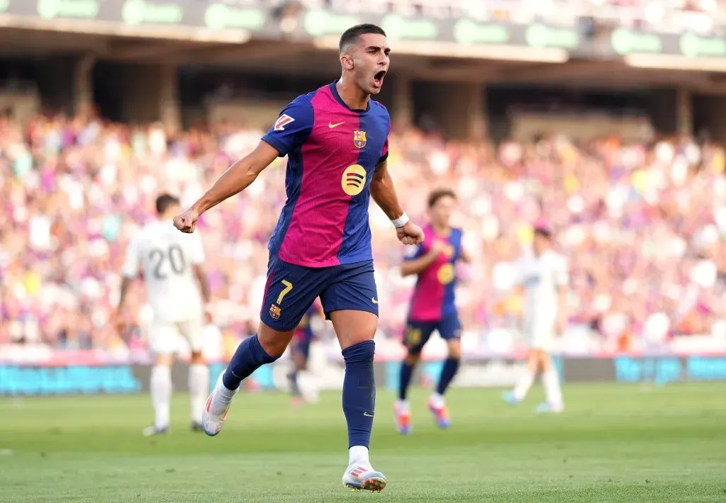 Ferran Torres celebrando gol pelo Barcelona. (Photo by Alex Caparros/Getty Images)