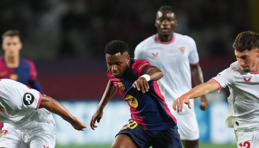 Ansu Fati jogando pelo Barcelona contra o Sevilla (Alex Caparros/Getty Images)