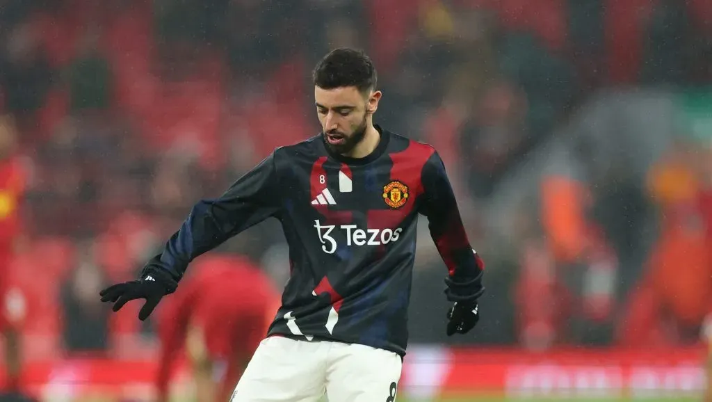 Bruno Fernandes se aquecendo antes do clássico entre Liverpool x Man United (Carl Recine/Getty Images)