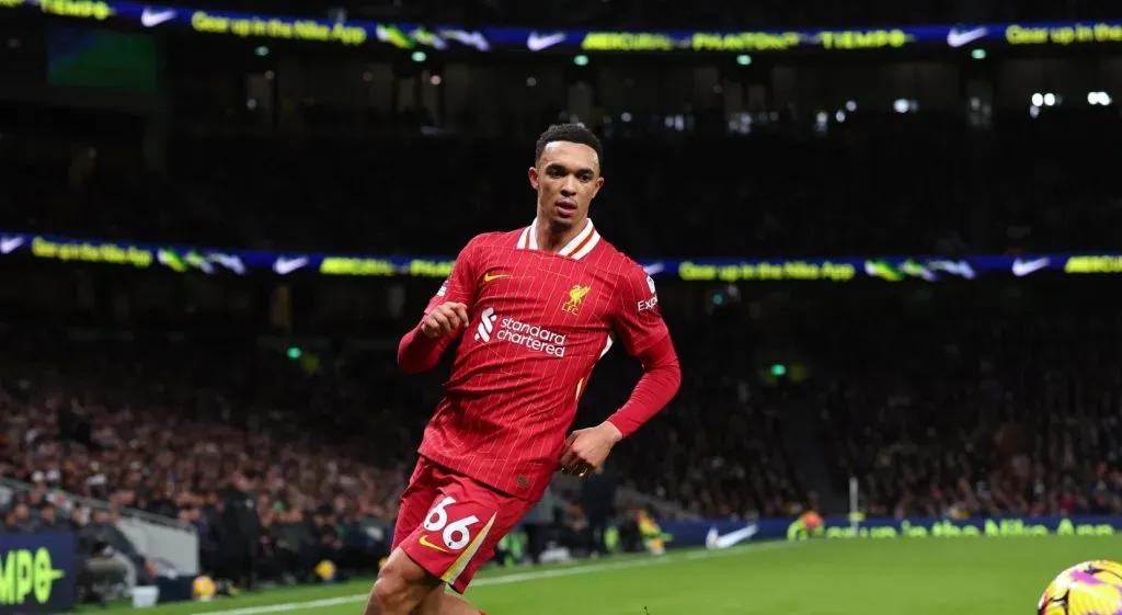 Alexander-Arnold em ação pelo Liverpool (Marc Atkins/Getty Images)