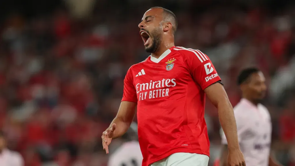 Arthur Cabral em partida pelo Benfica (Photo by Carlos Rodrigues/Getty Images)