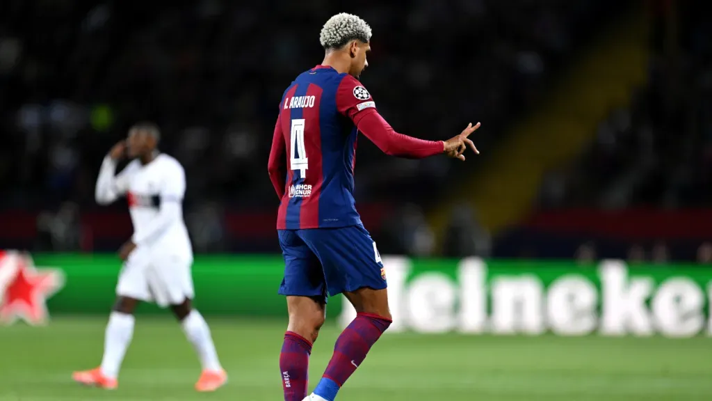 Ronald Araujo em partida pelo Barcelona (Photo by David Ramos/Getty Images)