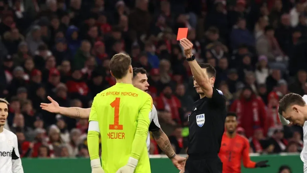 Manuel Neuer recebendo cartão amarelo (Alex Grimm/Getty Images)