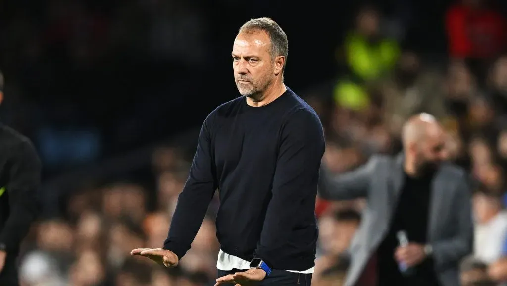 Hansi Flick à beira do campo comandando o Barcelona (Octavio Passos/Getty Images)