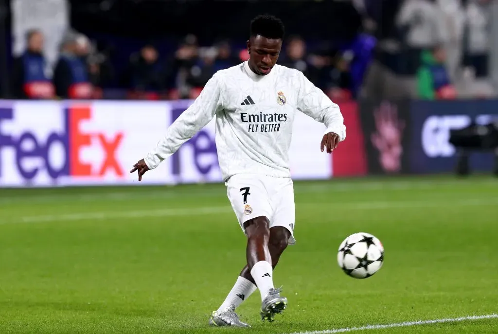 Vinícius Júnior aquecendo antes de Real Madrid v Atalanta. (Photo by Marco Luzzani/Getty Images)