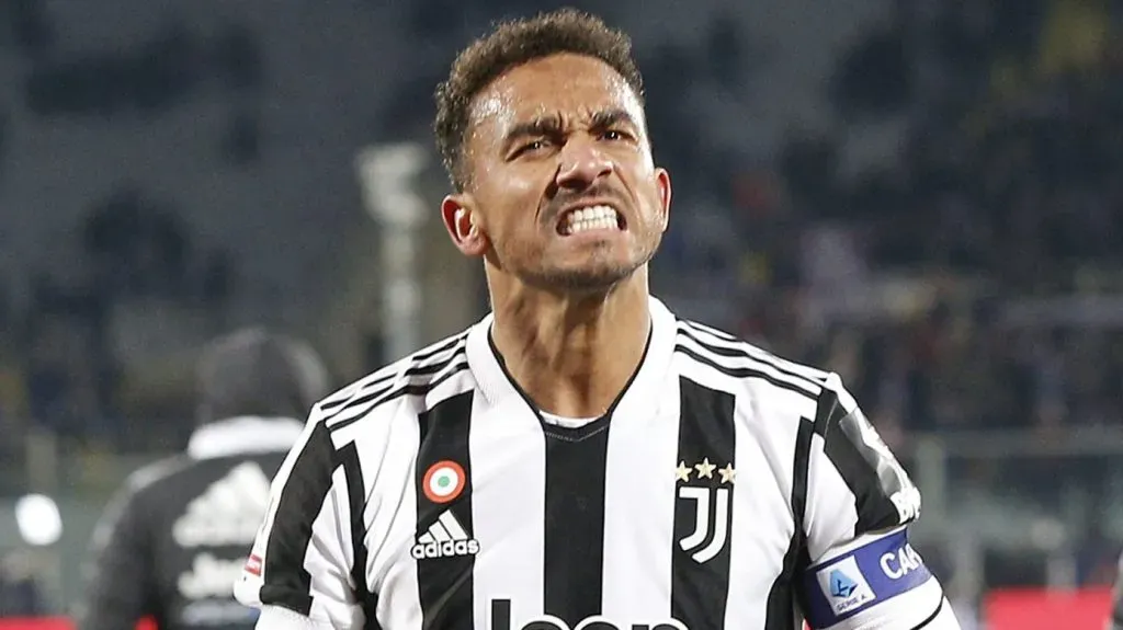 Danilo com a camisa da Juventus