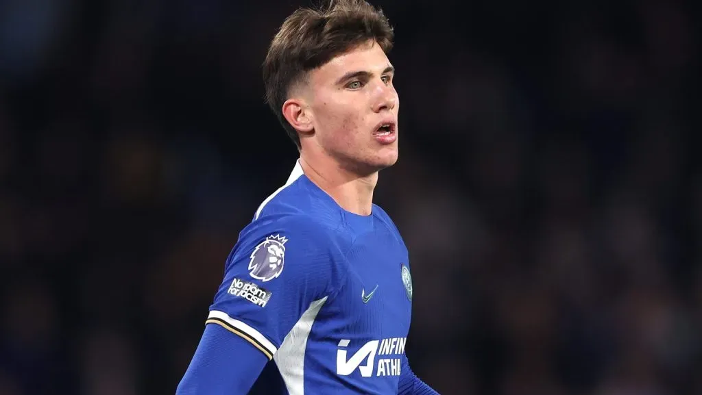 Cesare Casadei, do Chelsea, durante a partida da Premier League entre Chelsea FC e Everton FC no Stamford Bridge, em 15 de abril de 2024, em Londres, Inglaterra. (Foto: Alex Pantling/Getty Images)