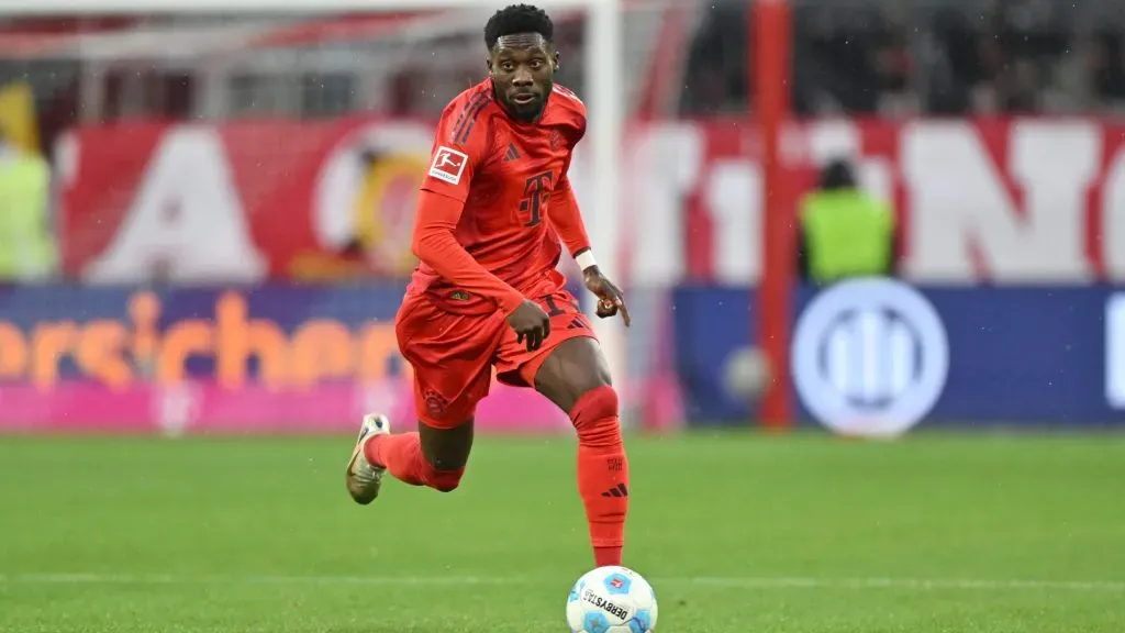 Davies em campo pelo Bayern. Foto:Sebastian Widmann/Getty Images
