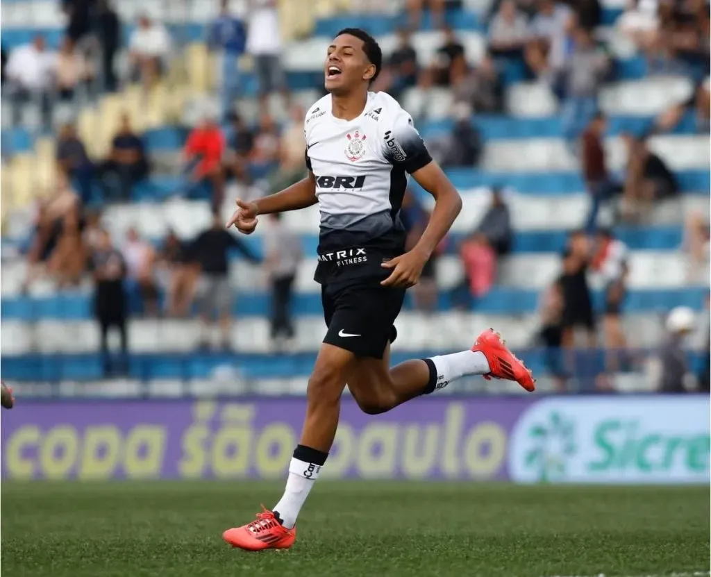 O Corinthians assegurou sua vaga no mata-mata da Copinha com uma vitória convincente por 3 a 0 sobre o Rio Branco. O destaque da partida foi Denner, lateral de 16 anos, que encantou a imprensa espanhola e foi apontado pelo jornal Sport como uma das promessas no perfil do Barcelona. (Foto: Divulgação / Instagram / Corinthians)