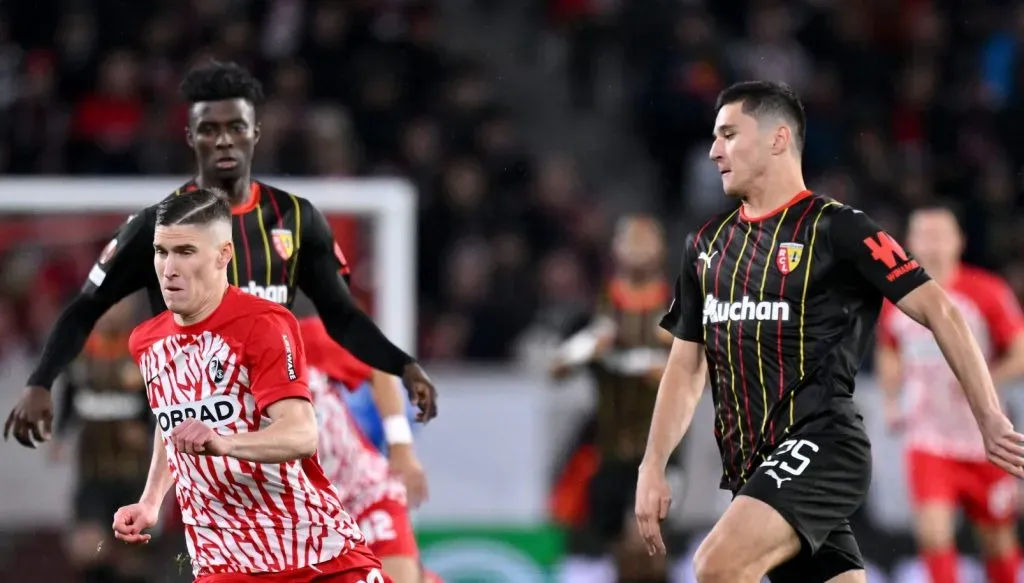 Abdukhodir Khusanov em ação pelo Lens (Oliver Hardt/Getty Images)