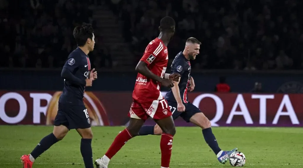 Skriniar conduzindo a bola pelo PSG (Kristy Sparow/Getty Images for Qatar Airways)