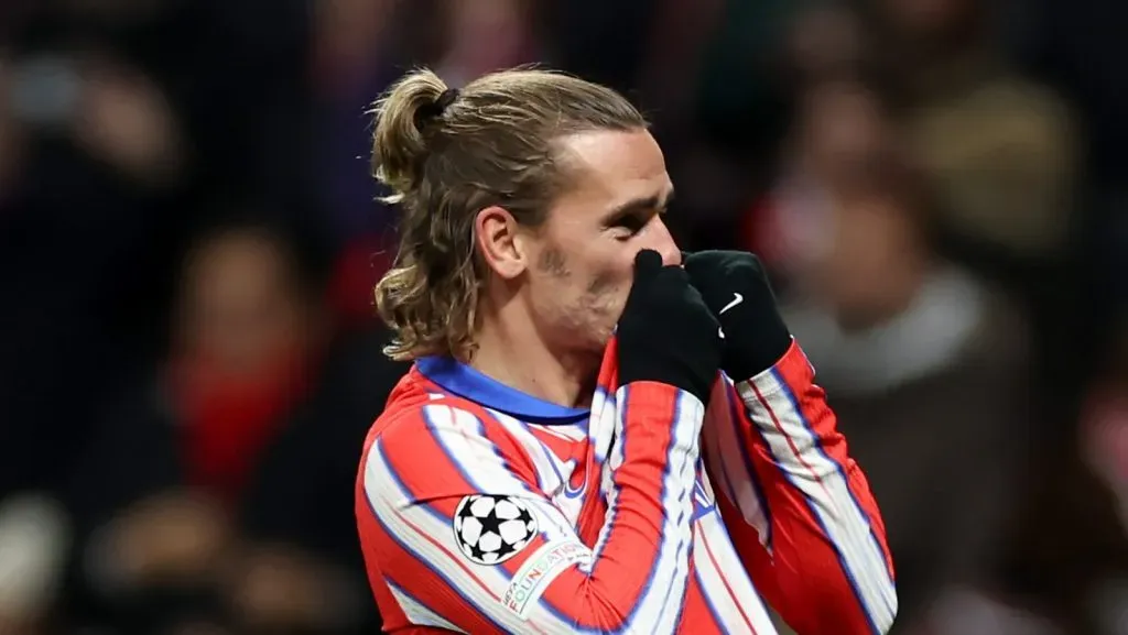 Griezmann beijando o escudo do Atlético de Madrid (Florencia Tan Jun/Getty Images)